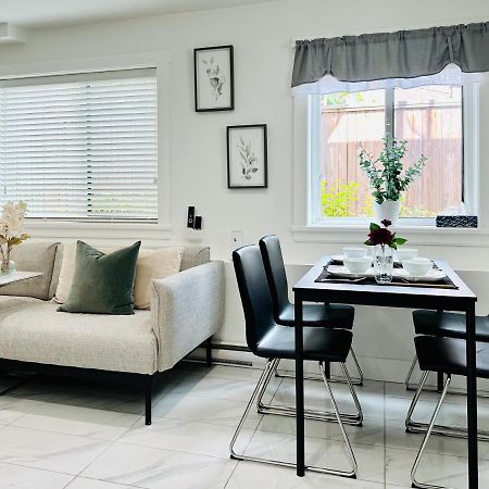 2Br 1.5Ba Full Kitchen Private Guest House - Free Parking - Central Location バンクーバー エクステリア 写真