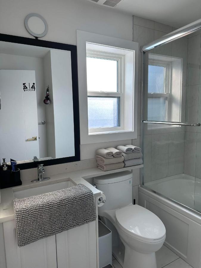 2Br 1.5Ba Full Kitchen Private Guest House - Free Parking - Central Location バンクーバー エクステリア 写真