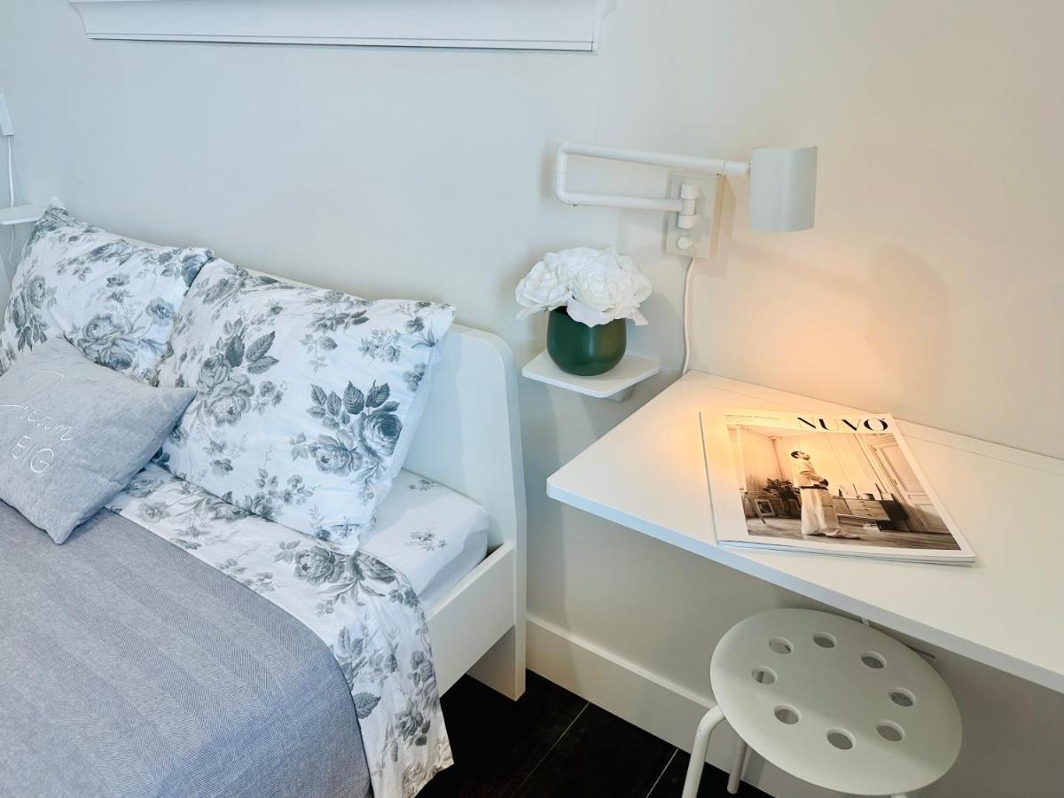 2Br 1.5Ba Full Kitchen Private Guest House - Free Parking - Central Location バンクーバー エクステリア 写真