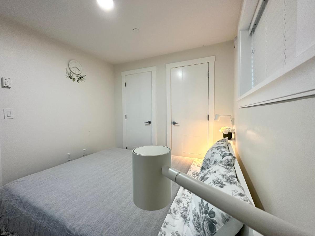 2Br 1.5Ba Full Kitchen Private Guest House - Free Parking - Central Location バンクーバー エクステリア 写真