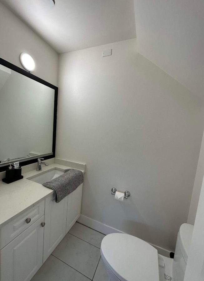 2Br 1.5Ba Full Kitchen Private Guest House - Free Parking - Central Location バンクーバー エクステリア 写真
