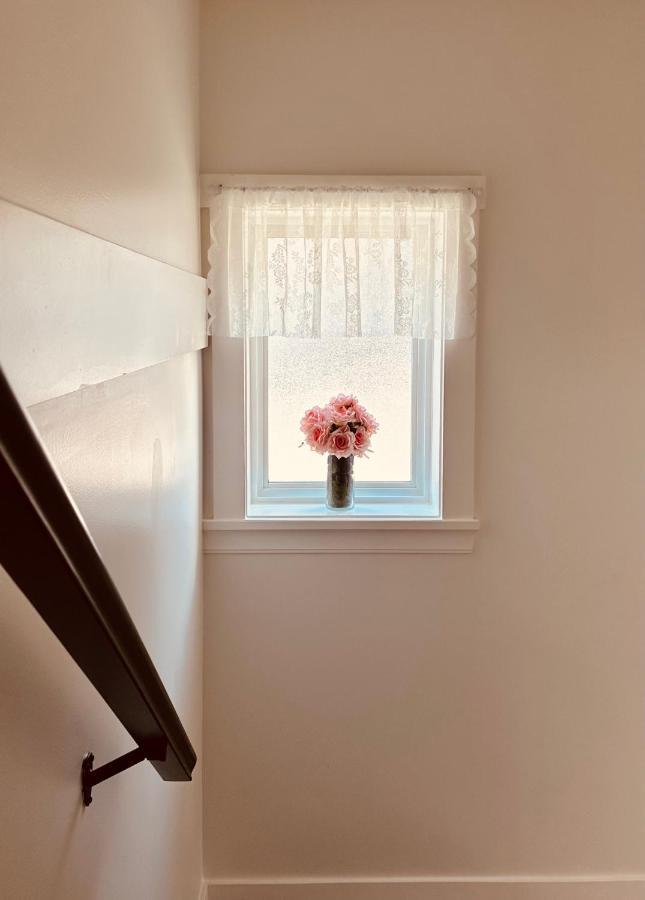 2Br 1.5Ba Full Kitchen Private Guest House - Free Parking - Central Location バンクーバー エクステリア 写真