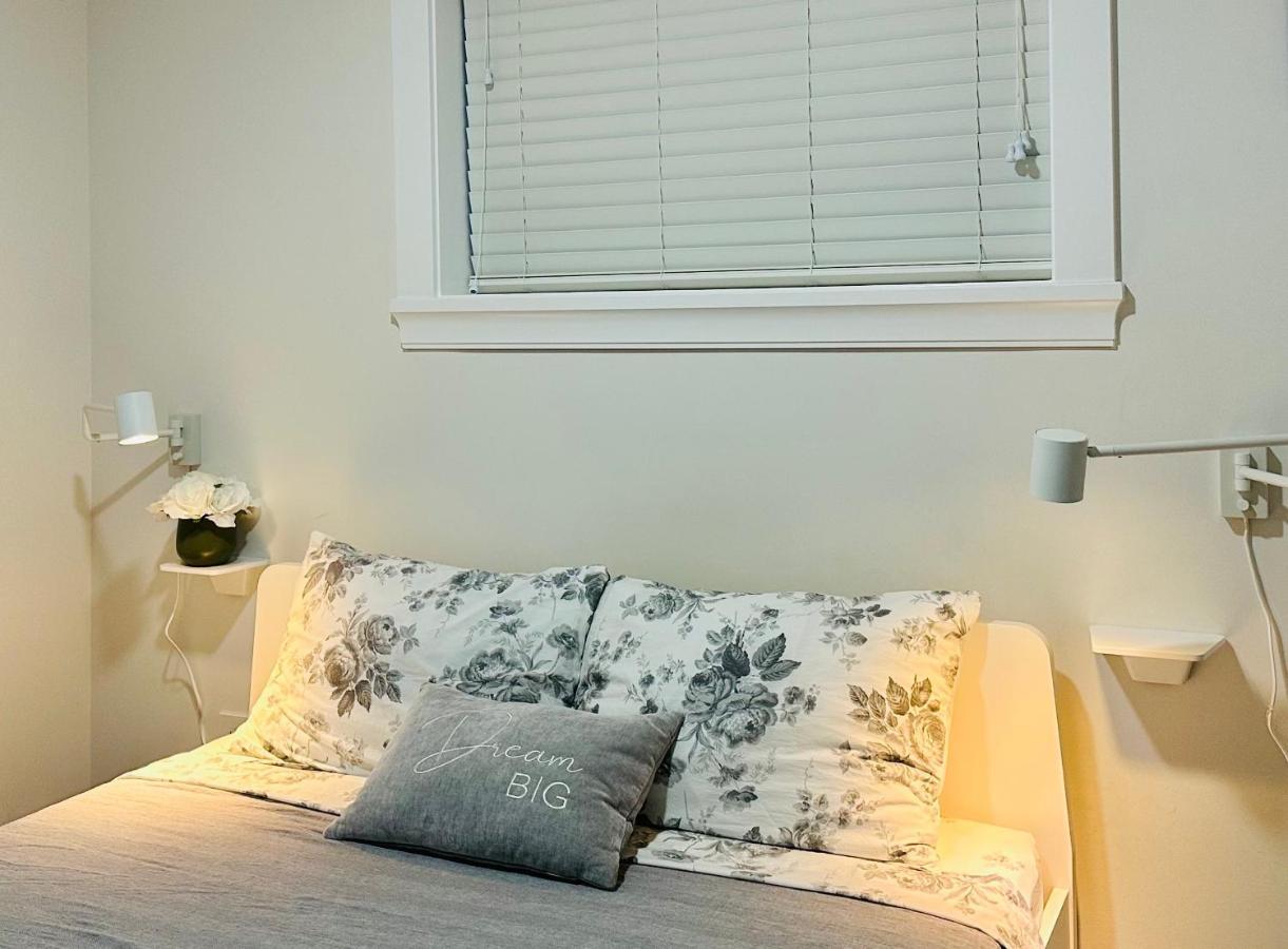 2Br 1.5Ba Full Kitchen Private Guest House - Free Parking - Central Location バンクーバー エクステリア 写真