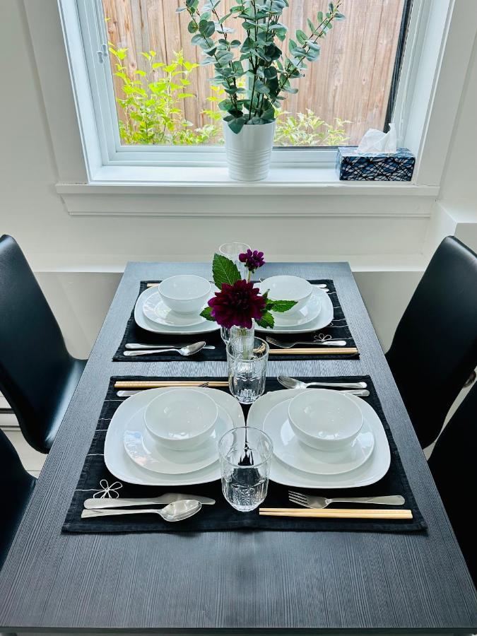 2Br 1.5Ba Full Kitchen Private Guest House - Free Parking - Central Location バンクーバー エクステリア 写真