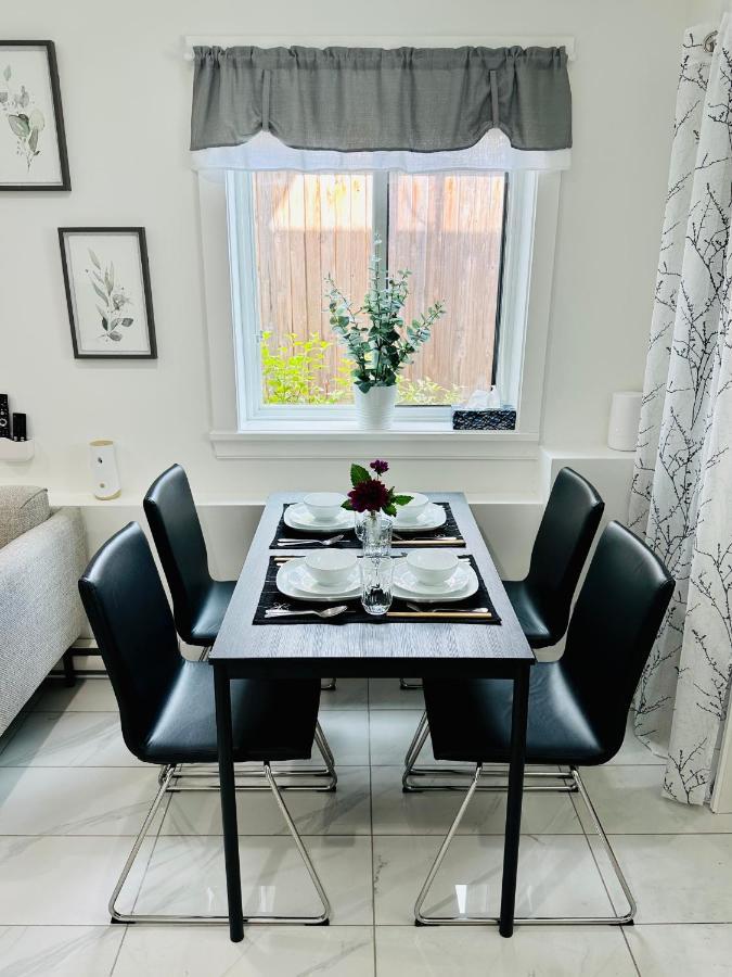 2Br 1.5Ba Full Kitchen Private Guest House - Free Parking - Central Location バンクーバー エクステリア 写真