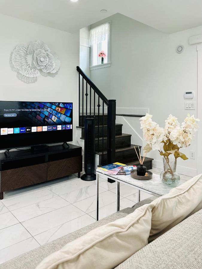 2Br 1.5Ba Full Kitchen Private Guest House - Free Parking - Central Location バンクーバー エクステリア 写真