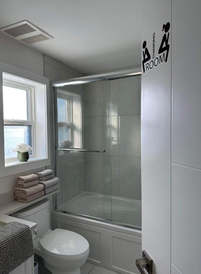 2Br 1.5Ba Full Kitchen Private Guest House - Free Parking - Central Location バンクーバー エクステリア 写真