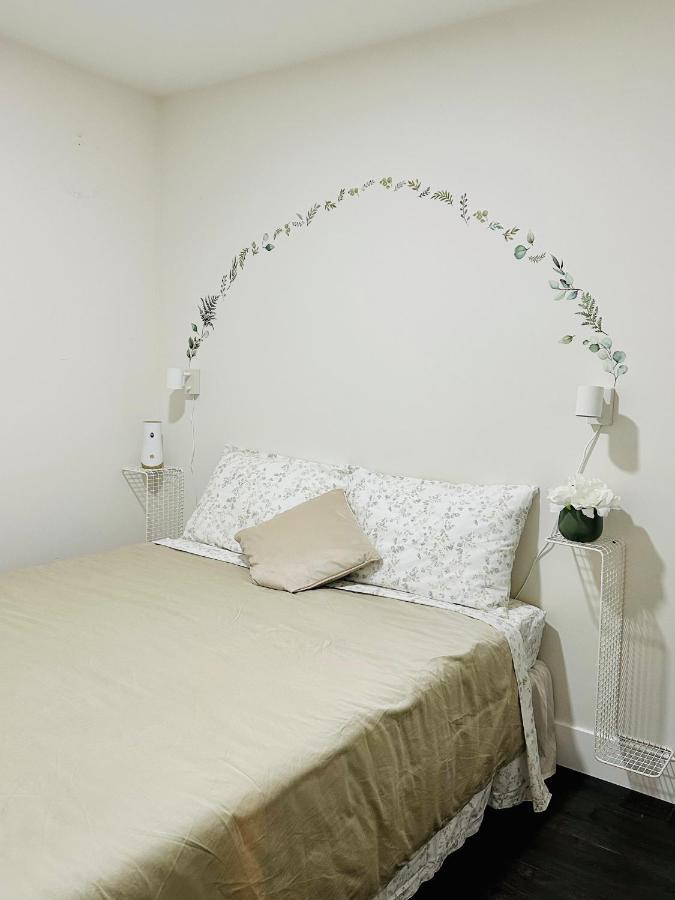 2Br 1.5Ba Full Kitchen Private Guest House - Free Parking - Central Location バンクーバー エクステリア 写真