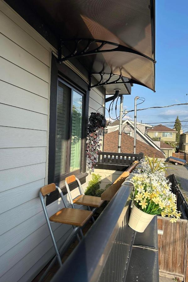 2Br 1.5Ba Full Kitchen Private Guest House - Free Parking - Central Location バンクーバー エクステリア 写真