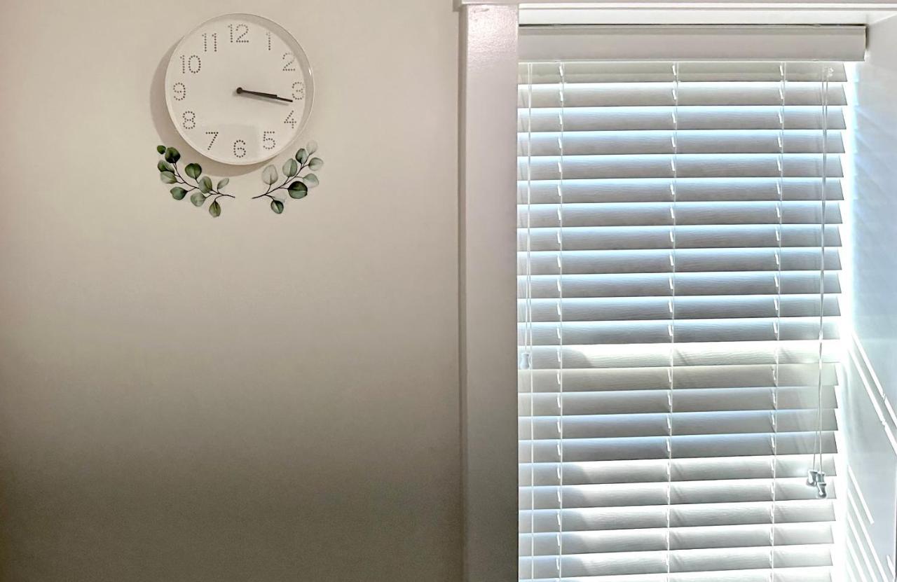 2Br 1.5Ba Full Kitchen Private Guest House - Free Parking - Central Location バンクーバー エクステリア 写真